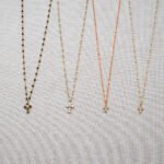 Collier Chaîne Résine Croix Strass