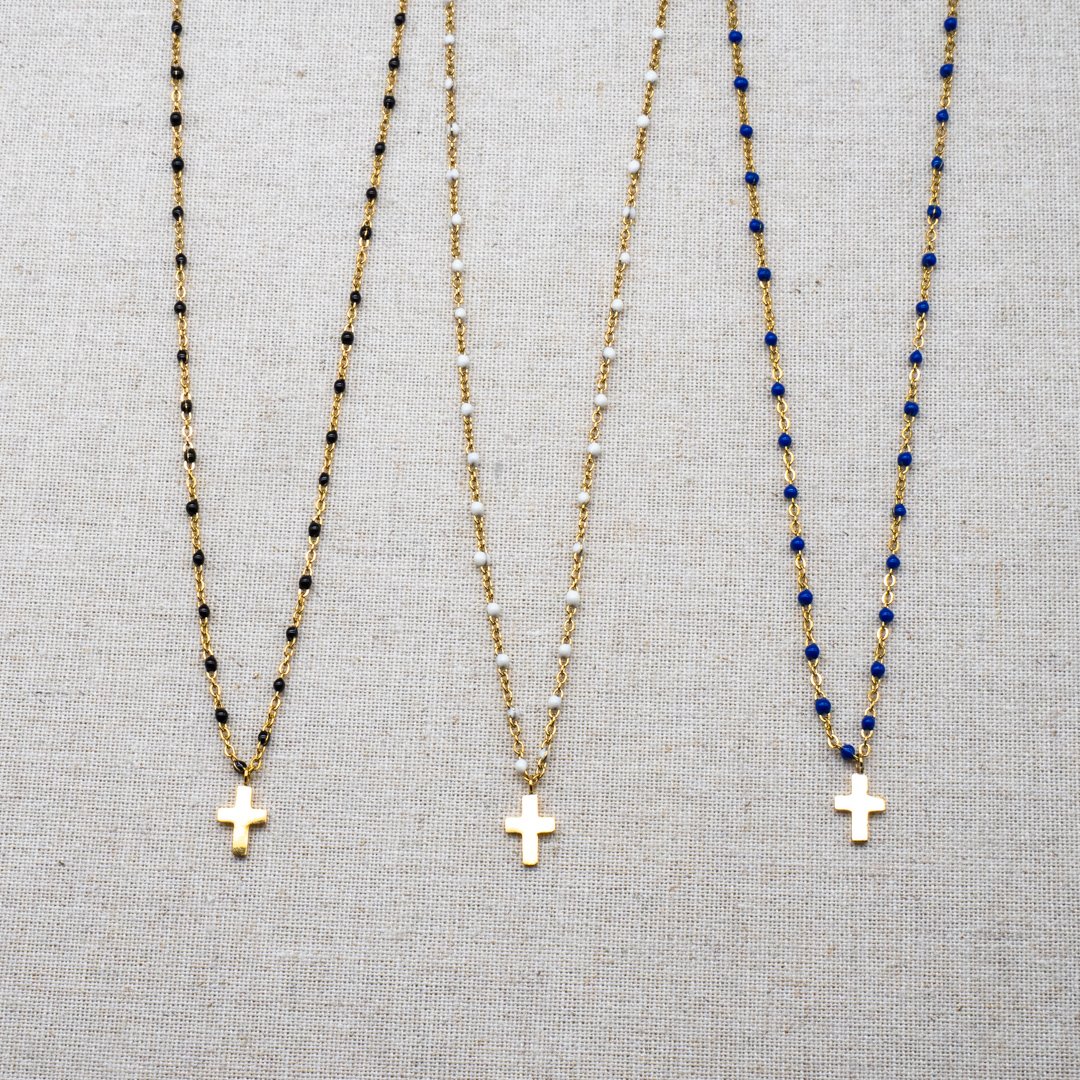 collier perles simple-9 Collier Chaîne Résine Croix – Image 1