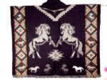 Poncho en Alpaga Motif Deux Chevaux Au Galpes – Image 2