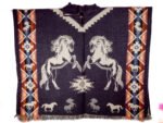 Poncho en Alpaga Motif Deux Chevaux Au Galpes – Image 4